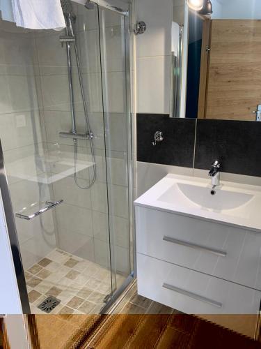 une salle de bain avec un lavabo et une douche en verre dans l'établissement Villa les Granges Vaison, à Saint-Marcellin-lès-Vaison