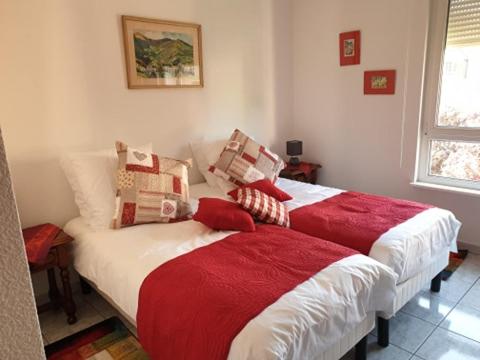 two beds sitting next to each other in a bedroom at Appartement FOCH à COLMAR in Colmar