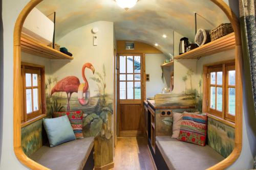 Zimmer mit einem Spiegel an der Wand und einem Zimmer mit einem Bad. in der Unterkunft La Roulotte des Grillots in Beaulon