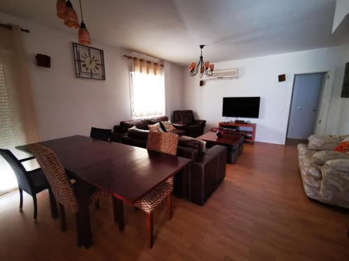 Televízia a/alebo spoločenská miestnosť v ubytovaní Oasis de paz en el Campo de Gibraltar