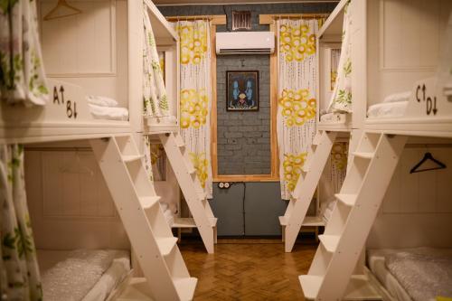 Habitación con 4 literas y puerta en GoodMood Hostel, en Moscú