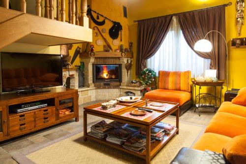 a living room with a couch and a fireplace at Alojamiento Bernabales in Pámanes
