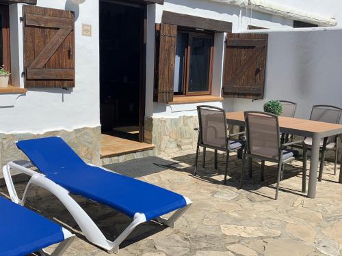 einen Tisch und Stühle auf einer Terrasse mit Tisch und Stühlen in der Unterkunft Casa Rural Aldea Chica in Los Caños de Meca