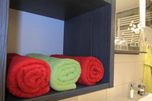 - deux serviettes sur une étagère dans une salle de bains dans l'établissement Ferienwohnung Haus Felix, à Bad Elster