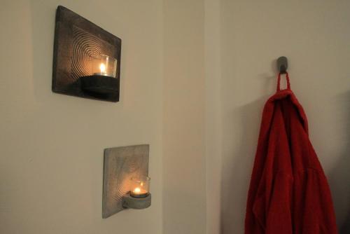 a room with two candles on a wall with a towel at Ferienwohnung Haus Felix in Bad Elster