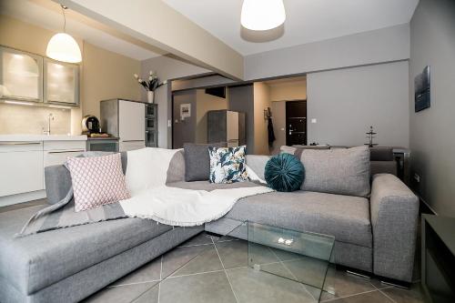 salon z kanapą i kuchnią w obiekcie B12 new & modern seafront apartment w Aleksandropolis