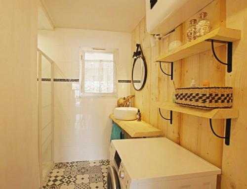 een kleine badkamer met een wastafel en een douche bij Magnifique T2 au calme avec une superbe vue sur le port in Canet-en-Roussillon