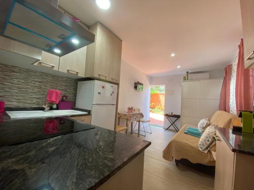 Kuchyň nebo kuchyňský kout v ubytování Miniestudio en Calafell, cerca Barcelona