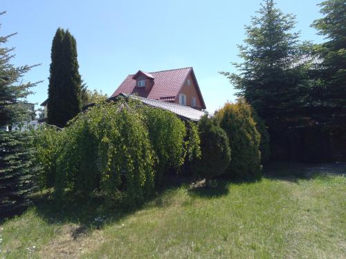 una casa con un mucchio di cespugli in giardino di Przy Latarni Morskiej a Jarosławiec
