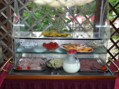 Comida en o cerca de este hotel