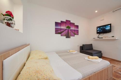 Postel nebo postele na pokoji v ubytování Apartments Lucija