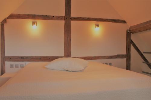 
Een bed of bedden in een kamer bij Apartment De Maasnacht
