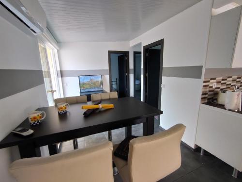 une salle à manger avec une table et des chaises noires dans l'établissement Ferienwohnung Marlene, à San Bartolomé