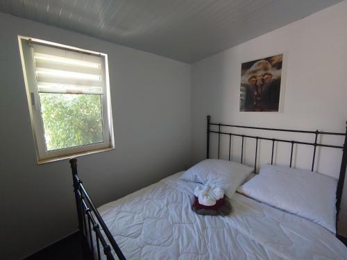 une chambre avec un lit et une fenêtre dans l'établissement Ferienwohnung Marlene, à San Bartolomé