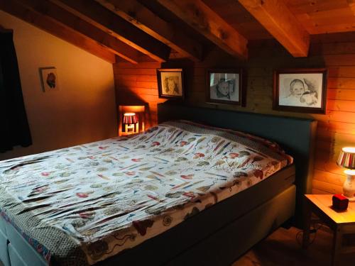 sypialnia z łóżkiem w drewnianym pokoju w obiekcie Aragon lodge w mieście Ernen
