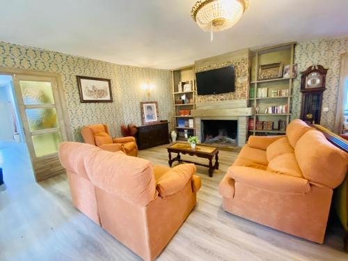 uma sala de estar com dois sofás e uma lareira em Villa Palma em Marbella