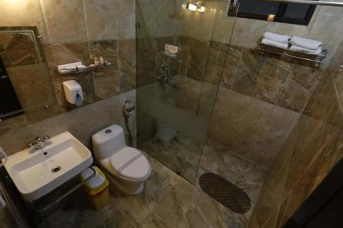 A bathroom at Hotel Yog Vashishth