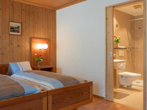 ein Schlafzimmer mit einem Bett und ein Badezimmer mit einer Dusche in der Unterkunft Altavilla, Rooms & Breakfast in Poschiavo