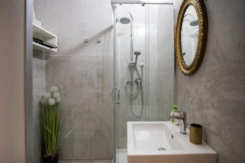 A bathroom at Studio 275