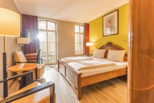 een slaapkamer met een bed in een kamer bij Hotel Bentheimer Hof in Bad Bentheim