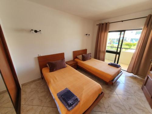- 2 lits dans une chambre avec fenêtre dans l'établissement Algarve Villa Albufeira Altos dos Caliços, à Albufeira