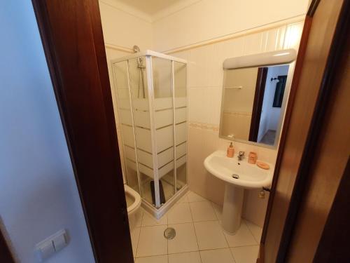 La salle de bains est pourvue d'un lavabo, d'une douche et de toilettes. dans l'établissement Algarve Villa Albufeira Altos dos Caliços, à Albufeira