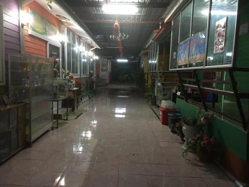 an empty hallway of a store with a light on at บุญจินดา รีสอร์ท in Ban Phayom