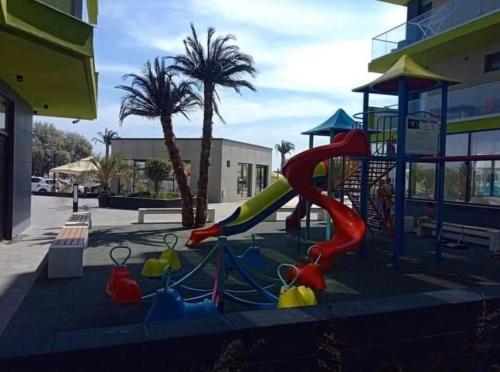 Parquinho infantil em ALZ Beach Apartments in Alezzi Beach Resort