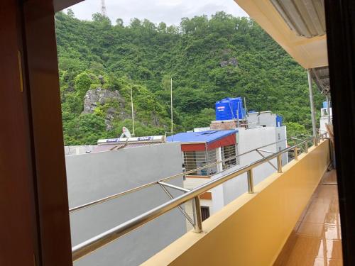 Gallery image of Green Mountain Cat Ba Hotel in Cat Ba