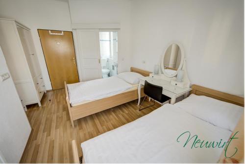 מיטה או מיטות בחדר ב-Gasthof Neuwirt / Kressnig