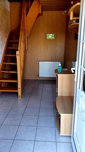 ein Zimmer mit einer Treppe und Fliesenboden in der Unterkunft Ferienwohnung im Dachgeschoss in Gotthun