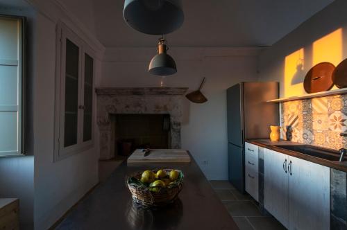 a kitchen with a basket of fruit on a table at Galeta Masseria in Nardò