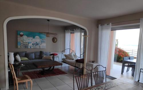 un salon avec un canapé et une table dans l'établissement Belle villa sur vaste plage Palavas Montpellier, à Palavas-les-Flots