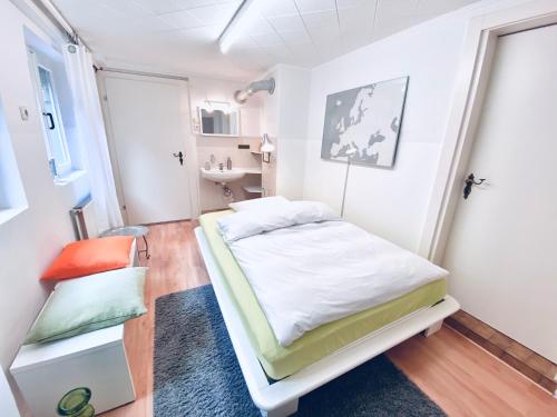 シュタットハーゲンにあるWallstrasse 2の小さなベッドルーム(ベッド1台、バスルーム付)