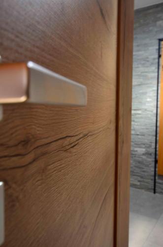 a close up of a wooden door with a handle at Haus Cosso in Villabassa