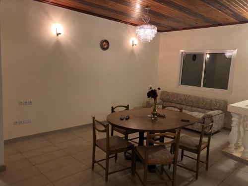 雅溫德的住宿－VILLA MANGA，一间带桌子和沙发的用餐室