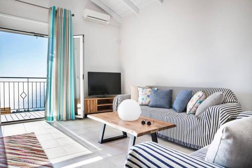 Телевизор и/или развлекательный центр в Votsalo Boutique Villas