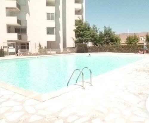 une piscine vide en face d'un bâtiment dans l'établissement Appartement sympa Arcachon, à Arcachon