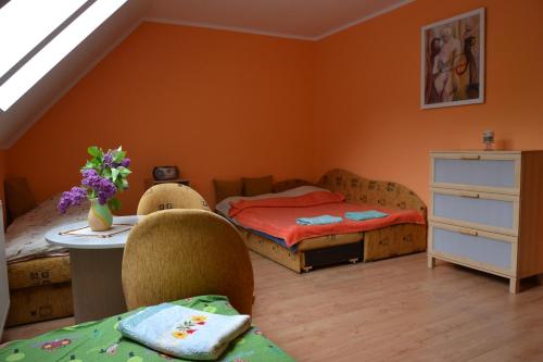 a bedroom with two beds and a table and chairs at Gospodarstwo Agroturystyczne Damroka in Szymbark