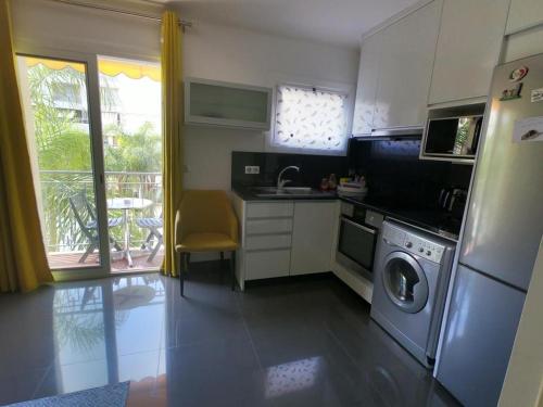 een keuken met een wasmachine en droger. bij République n°1 in Beausoleil