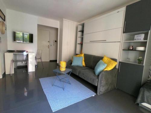 un salon avec un canapé et une table dans l'établissement République n°1, à Beausoleil