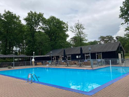 Imagen de la galería de Wulft 47 Zonnig gezellig 6p chalet met zwembad in bosrijke omgeving op Familie Camping de Vossenburcht, en IJhorst