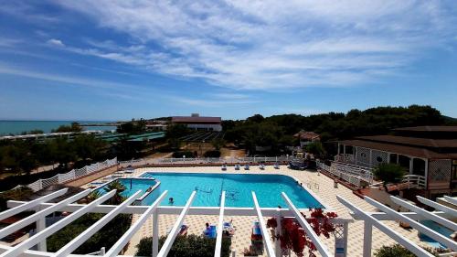 an overhead view of a large swimming pool at Villaggio Camping Oasi in Vieste