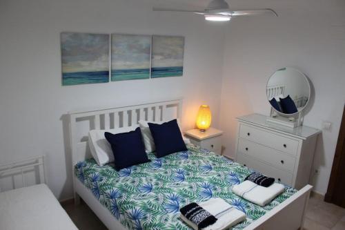 Кровать или кровати в номере Villa andaluza en zona Playa Barrosa con piscina y barbacoa