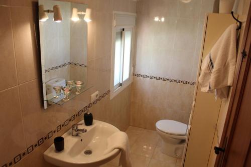 Ванная комната в Villa andaluza en zona Playa Barrosa con piscina y barbacoa