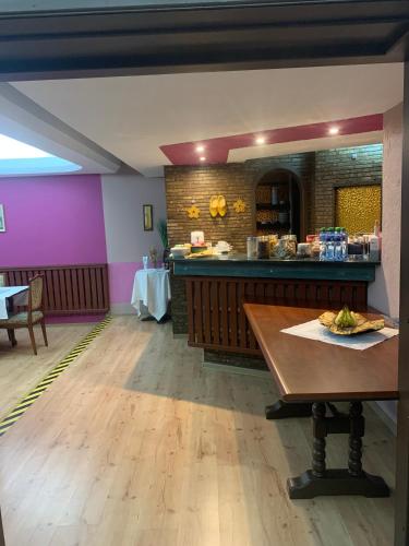 comedor con mesa y barra en Hotelik, en Chełmno