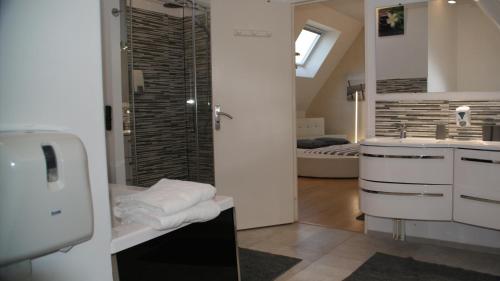 bagno con doccia, lavandino e servizi igienici di Chateau de Vaugrignon - Beer Spa a Esvres