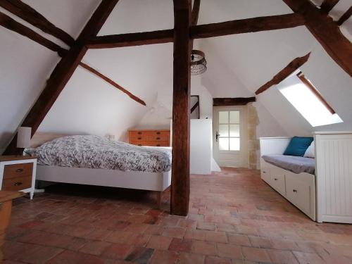 une chambre avec deux lits dans un grenier dans l'établissement Au bout du chemin, à Châteauvieux