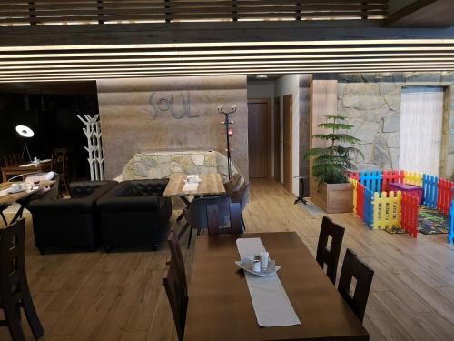 ein Wohnzimmer mit einer Couch und einem Tisch in der Unterkunft Apartmán B 101 Vysoké Tatry in Starý Smokovec