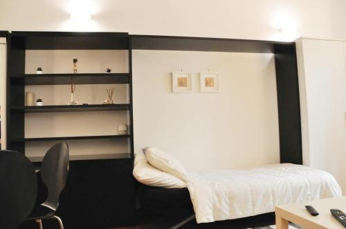 Schlafzimmer mit einem Bett, einem Schreibtisch und einem Stuhl in der Unterkunft Ciro [Piazza Unità Italia] in Triest